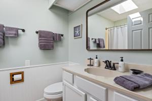 Koupelna v ubytování Stunning Sunsets, Vibrant Bars and Restaurants at the Waterfront + 48 fotografií