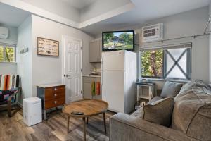 Posezení v ubytování Stunning Sunsets, Vibrant Bars and Restaurants at the Waterfront