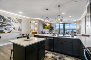 una cocina con fregadero y encimera en Upscale Lakeside Condo with Extraordinary Amenities at Topsider in Osage Beach 19mm, en Laguna Beach