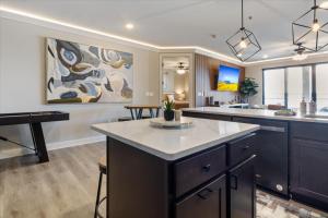 una cocina grande con una isla grande y un piano en Upscale Lakeside Condo with Extraordinary Amenities at Topsider in Osage Beach 19mm, en Laguna Beach