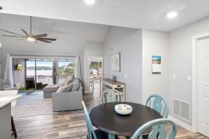 Posezení v ubytování Penthouse Level Condo w/ Lake & Pool Views, Tennis & Pickleball