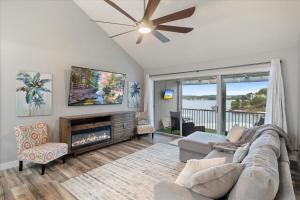 Posezení v ubytování Penthouse Level Condo w/ Lake & Pool Views, Tennis & Pickleball