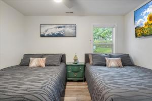 Postel nebo postele na pokoji v ubytování Penthouse Level Condo w/ Lake & Pool Views, Tennis & Pickleball + 53 fotografií