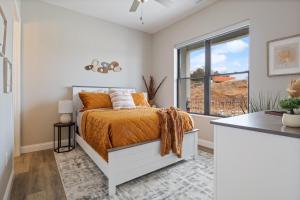 En eller flere senge i et værelse på Scenic Views, Outdoor Grill & Dine, Fireplace, Games + 55 billeder