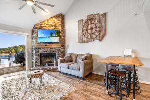 TV a/nebo společenská místnost v ubytování Penthouse Living In The Heart of the State Park