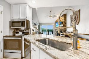 Kuchyň nebo kuchyňský kout v ubytování Penthouse Living In The Heart of the State Park