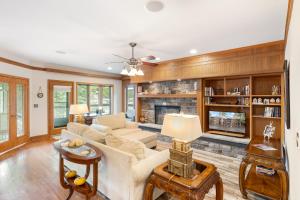 Posezení v ubytování Stunning Lake Views, Pools, Wildlife, Pet-Friendly