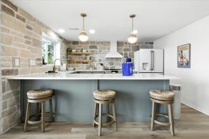 Fotografie z fotogalerie ubytování Hot Tub, Main Channel Views, Great Outdoor Spaces, Blackstone v destinaci Sunrise Beach