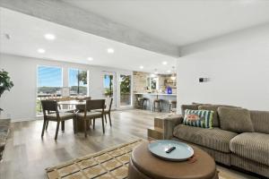 een woonkamer met een bank en een tafel bij Hot Tub, Main Channel Views, Great Outdoor Spaces, Blackstone in Sunrise Beach