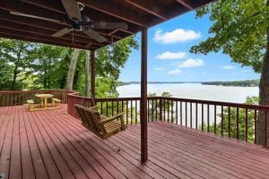 een houten terras met een tafel en stoelen erop bij Hot Tub, Main Channel Views, Great Outdoor Spaces, Blackstone in Sunrise Beach