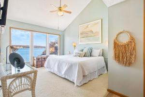 Postel nebo postele na pokoji v ubytování Poolside Condo with Amazing Lake Views & Design + 39 fotografií