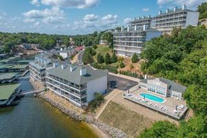 Bazén v ubytování Upscale Condo, Amazing Views, Pools and Pickleball nebo v jeho okolí