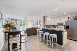 Kuchyň nebo kuchyňský kout v ubytování Lakeview Condo, Pools, Patio with Grill, Near PB2 Launch