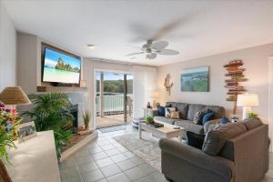 Posezení v ubytování Lakeview Condo, Pools, Patio with Grill, Near PB2 Launch