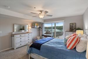 Postel nebo postele na pokoji v ubytování Lakeview Condo, Pools, Patio with Grill, Near PB2 Launch + 36 fotografií