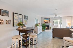 Posezení v ubytování Lakeview Condo, Pools, Patio with Grill, Near PB2 Launch + 36 fotografií