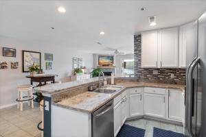 Kuchyň nebo kuchyňský kout v ubytování Lakeview Condo, Pools, Patio with Grill, Near PB2 Launch