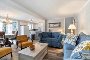 Posezení v ubytování Perfect Family House in Osage Beach with Expansive Deck, Private Dock, & Boat Slip + 59 fotografií