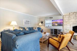 TV a/nebo společenská místnost v ubytování Perfect Family House in Osage Beach with Expansive Deck, Private Dock, & Boat Slip