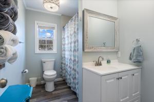 Koupelna v ubytování Perfect Family House in Osage Beach with Expansive Deck, Private Dock, & Boat Slip + 59 fotografií