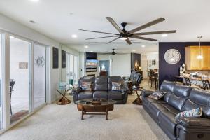 Χώρος καθιστικού στο Nautical-Inspired Lakefront Unit w/ Awesome Views