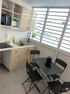 Kuchyň nebo kuchyňský kout v ubytování Saint-François, Port Marina Studio 13