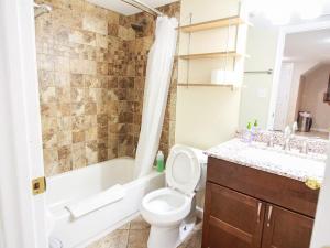 Ένα μπάνιο στο Basement Falls Church Free Parking