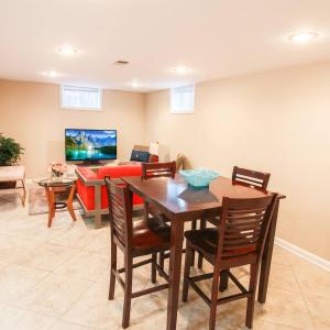 Μια τηλεόραση ή/και κέντρο ψυχαγωγίας στο Basement Falls Church Free Parking