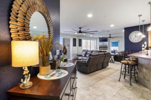 Posezení v ubytování Nautical-Inspired Lakefront Unit w/ Awesome Views