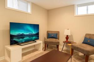 Μια τηλεόραση ή/και κέντρο ψυχαγωγίας στο Basement Falls Church Free Parking