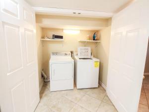 Φωτογραφία από το άλμπουμ του Basement Falls Church Free Parking σε Falls Church