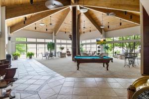 Biliár nebo kulečník v ubytování Nautical-Inspired Lakefront Unit w/ Awesome Views