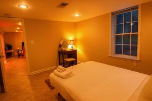 Ένα ή περισσότερα κρεβάτια σε δωμάτιο στο Basement Falls Church Free Parking