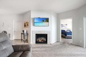 Et tv og/eller underholdning på Island Life! Pool, Grilling Patio & Amazing Views!