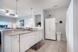 Kuchyň nebo kuchyňský kout v ubytování Island Life! Pool, Grilling Patio & Amazing Views!