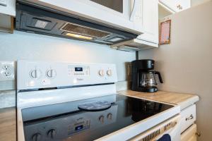 Kuchyň nebo kuchyňský kout v ubytování Island Life! Pool, Grilling Patio & Amazing Views!