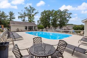 Bazén v ubytování Stunning Views, Inviting Pools, and Endless Fun! nebo v jeho okolí