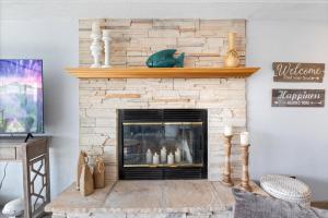 Fotografie z fotogalerie ubytování Lakefront Condo w/ Screened Patio, 3 Pools, Boat Slip in Osage Beach v destinaci Arrowhead Beach + 41 fotografií