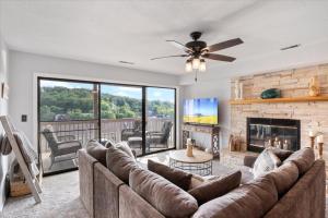 TV a/nebo společenská místnost v ubytování Lakefront Condo w/ Screened Patio, 3 Pools, Boat Slip in Osage Beach