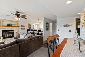 Posezení v ubytování Lakefront Condo w/ Screened Patio, 3 Pools, Boat Slip in Osage Beach