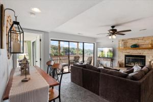 Posezení v ubytování Lakefront Condo w/ Screened Patio, 3 Pools, Boat Slip in Osage Beach