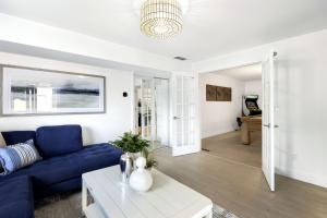 Una sala de estar con un sofá azul y una mesa. en Newly Remodeled w/ Dock, Boat & PWC Slips, Pool Table & Golden Tee, en Damsel 70 fotos más
