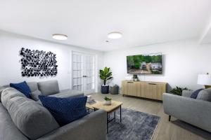 sala de estar con sofá gris y almohadas azules en Newly Remodeled w/ Dock, Boat & PWC Slips, Pool Table & Golden Tee, en Damsel