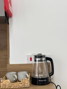 ノッティンガムにあるAvon Stone Apartmentsのカップ2杯付きカウンターに座るブレンダー