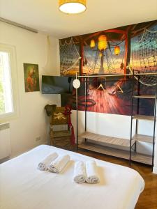 Postel nebo postele na pokoji v ubytování Le Refuge des Aventuriers - Parking Gratuit - Clim