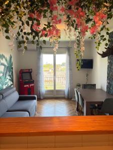 TV a/nebo společenská místnost v ubytování Le Refuge des Aventuriers - Parking Gratuit - Clim