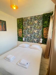 Postel nebo postele na pokoji v ubytování Le Refuge des Aventuriers - Parking Gratuit - Clim