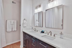 Koupelna v ubytování Firepitbbqhot Tubkingfull Kitchensmarttvpets + 32 fotografií