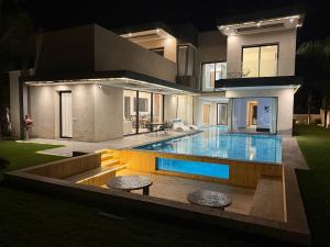 Bazén v ubytování Villa Ayline nebo v jeho okolí