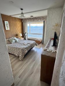 Un dormitorio con una cama y vista al mar. en La Generosa, en San Carlos de Bariloche